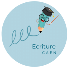 Logo Ecriture Caen: Fond rond bleu vert sur lequel, le petit personnage crayon avec de grandes lunettes, un chapeau noir et une baguette rouge, trace des boucles avec la pointe. Il est écrit 