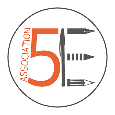 Logo de l'association 5E : association écrit en orange de haut en bas à gauche adossé à un 5 orange et un E noir. Le E est formé d'un stylo à capuchon vertical, d'une plume horizontale et de deux autres crayons horizontaux.