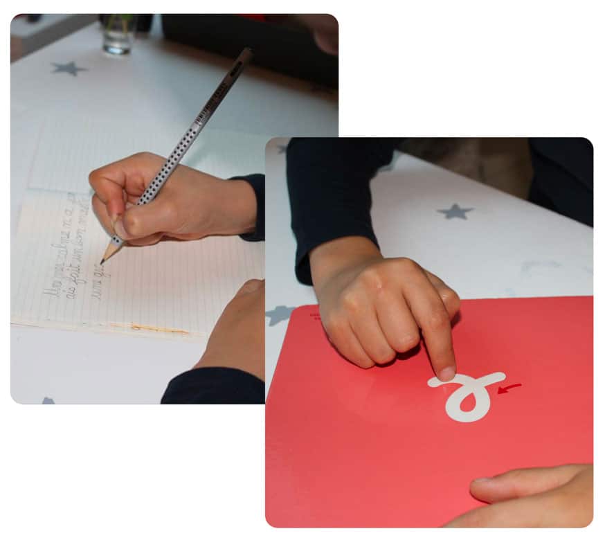 Une main d'enfant qui écrit avec un crayon. Sur la 2ème image, l'enfant passe son doigt sur la lettre rugueuse E pour s'entrainer au geste d'écriture.